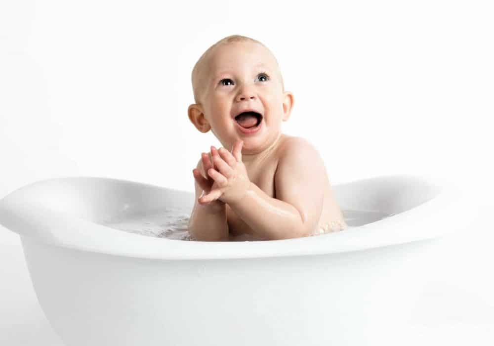 baby inside white bathtub with water 914253 2